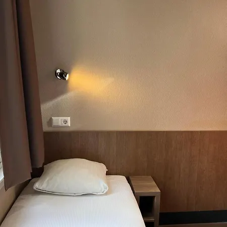Blossoms Hotel 2*