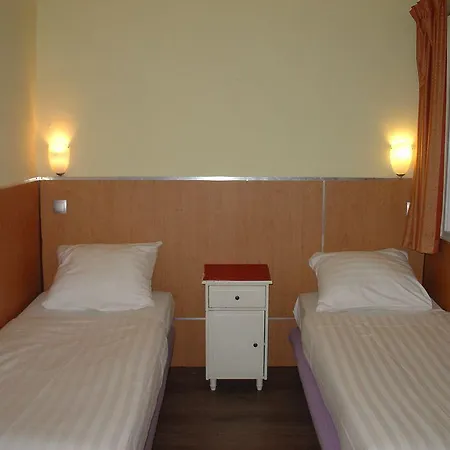 Otel Blossoms 2*