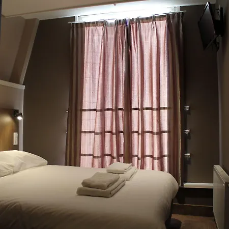 מלון Blossoms 2*