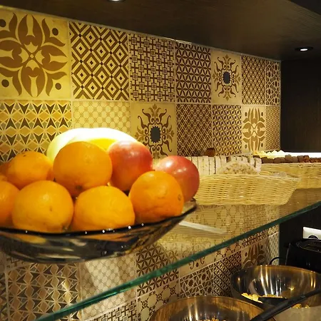 מלון Blossoms 2*